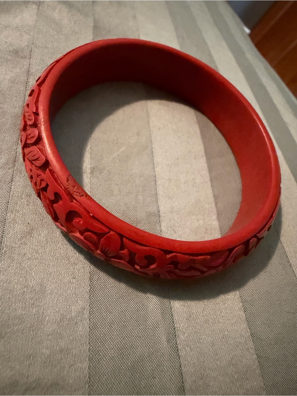 Red Carved Floral Wood Bangle Bracelet- Vintage Chinese - Picture 4 of 4